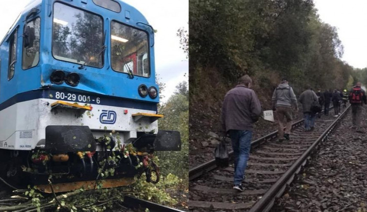 FOTO: Rychlík, ve kterém bylo přes třicet cestujících, narazil do sedmi popadaných stromů