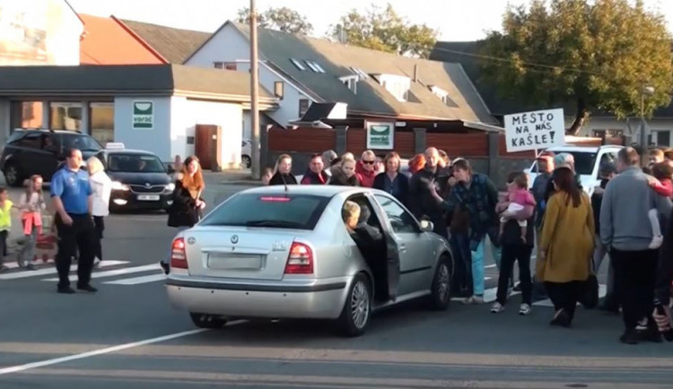 VIDEO: Demonstranti v Droždíně blokovali silnici. Bojují tak za bezpečnější situaci pro chodce