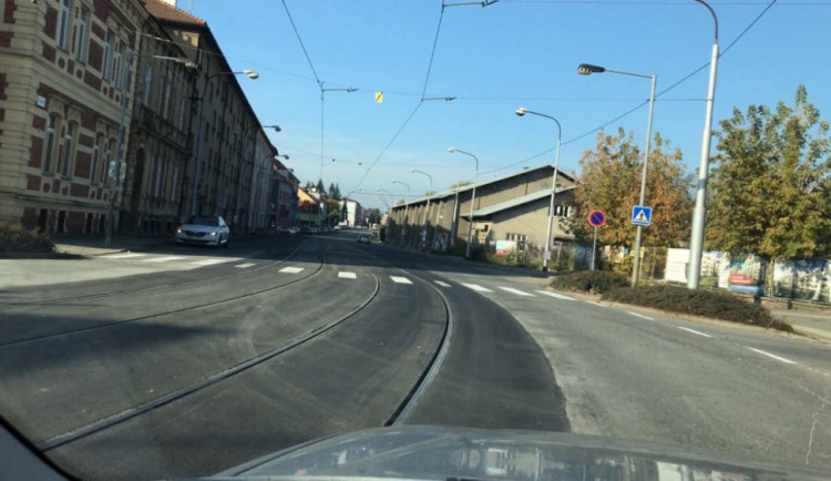 Litovelská ulice je opět průjezdná. Tramvajová trať je opravena