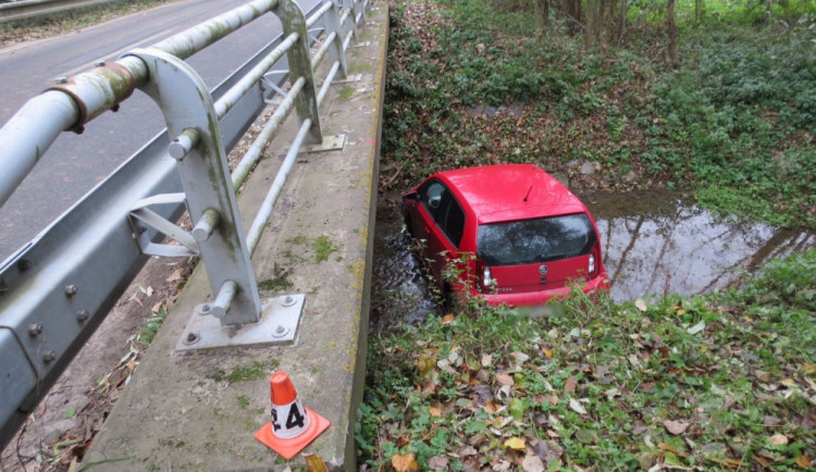 Auto v potoce i na boku. Podívejte se na přehled nehod z dušičkového víkendu