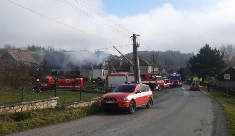 AKTUÁLNĚ: Hasiči zasahují u požáru rodinného domu. Majitel se nadýchal nebezpečných zplodin