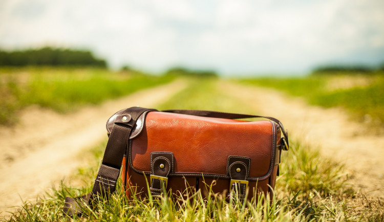 Žena při odemykání vchodu odložila svoji kabelku na zem. Kabelka mezitím zmizela