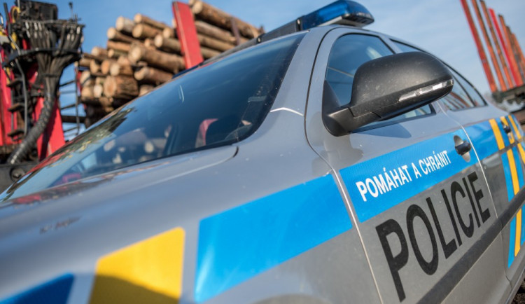 Neznámý zloděj ukradl přes 340 litrů nafty ze strojů lesnické firmy