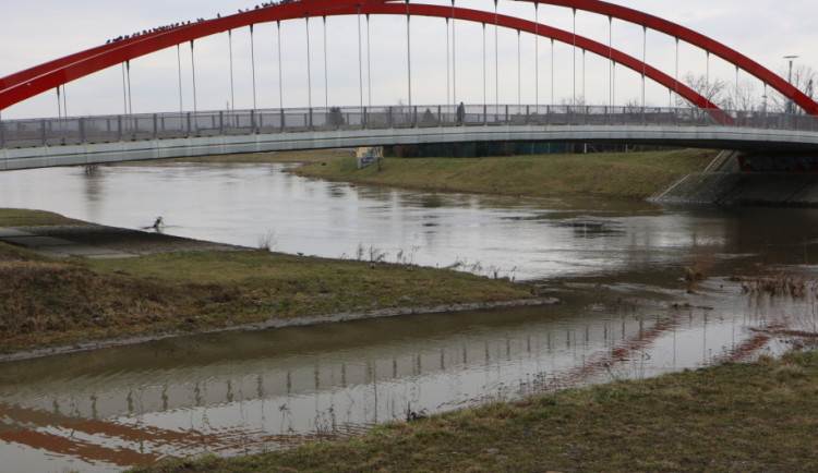 Hladina řeky Moravy po dosažení svého maxima klesá