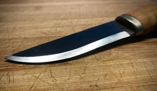 Žárlivé scény se stupňovaly, až muž napadl svou přítelkyni kuchyňským nožem