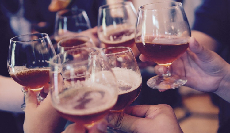 Na střeše Kotvy probíhala noční party. Účastníkům i provozovateli hrozí třímilionová pokuta