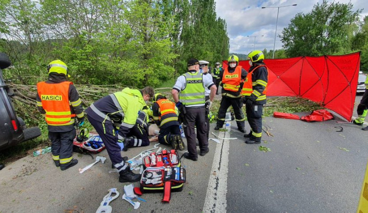 Vážnou nehodu osobního auta ve Strakonické ulici nepřežili dva lidé