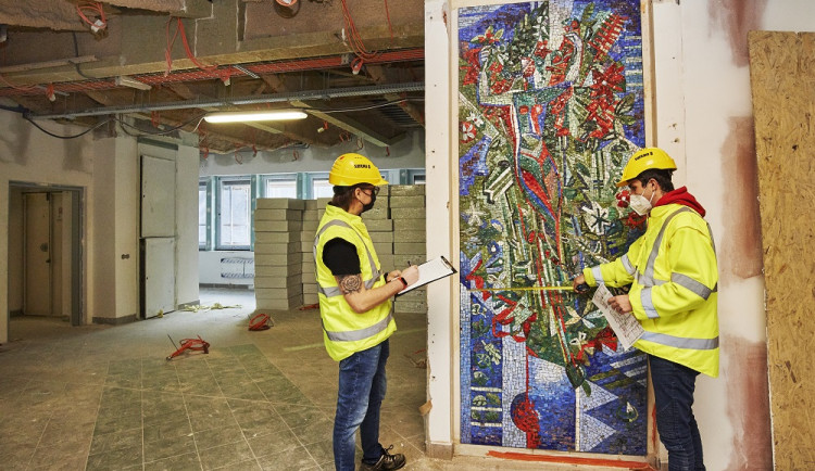 Při rekonstrukci polikliniky v Praze 10 se našla historická mozaika