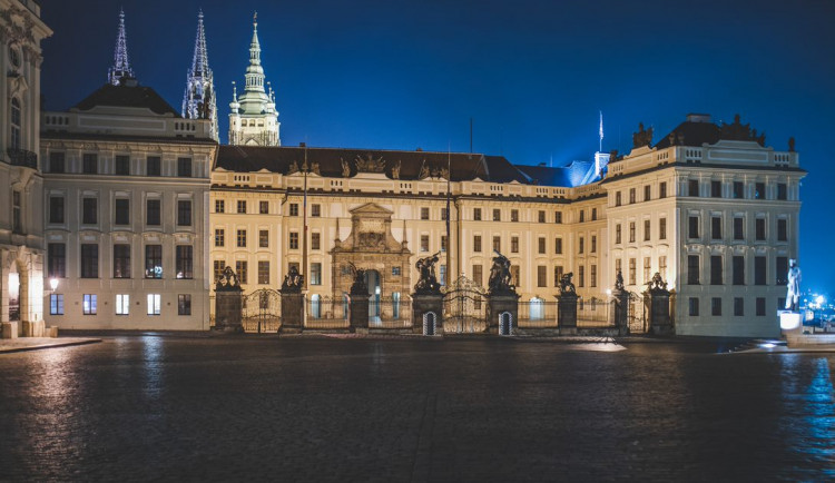 Pražský hrad bude v předvečer summitu NATO nasvícen modře