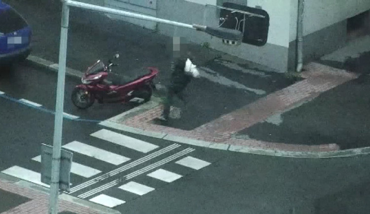 Muž kopal do výloh i do zaparkovaného skútru. Nadýchal téměř dvě promile