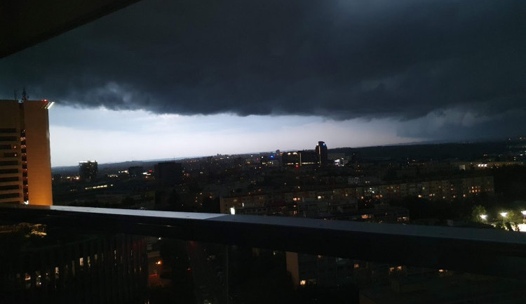 Do Prahy dorazí silné bouřky. Meteorologové varují také před silným deštěm