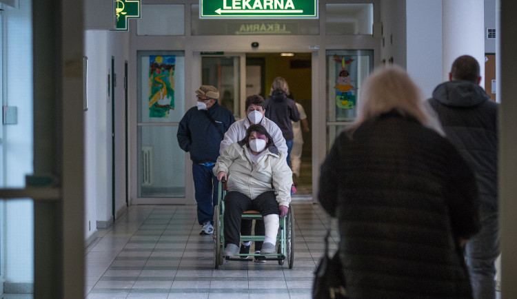 Proticovidová opatření znovu na scéně. Návštěvy mohou do jihlavské nemocnice pouze s respirátorem