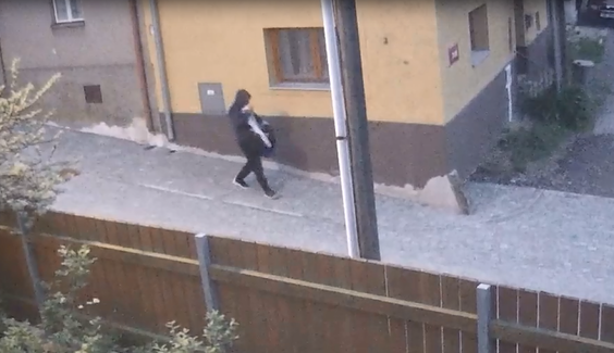 V noci na pátek byla vykradena kavárna v Chotěboři. Nepoznáte muže, který se potuloval okolo?