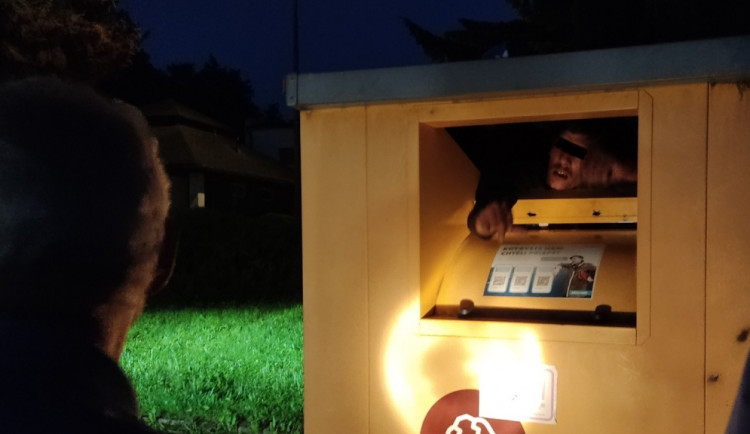 Dovnitř to šlo, zpátky už ne. V kontejneru na oblečení kuriózně uvízl muž, pomoci mu museli hasiči