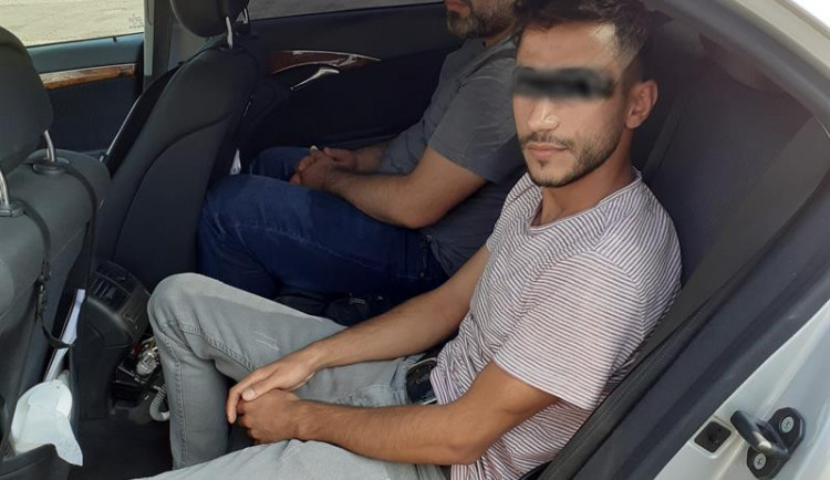 Úspěšný odlov krajských celníků: Nejprve odhalili turecké migranty, poté nelegální bulharský alkohol