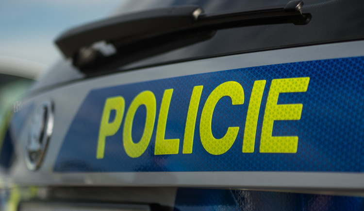 Řidička nedávala pozor, na ulici Romana Havelky narazila do sloupu. Škoda přesáhla 200 tisíc korun