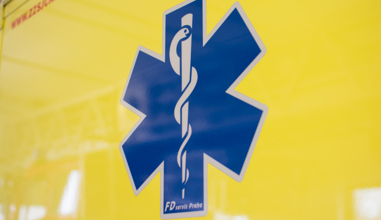 Třiatřicetiletý řidič, který v sobotu ráno havaroval na dálničním nájezdu, svým zraněním podlehl