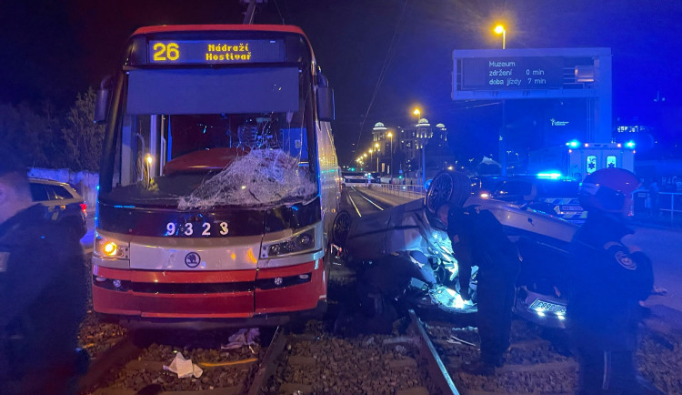 Zdrogovaný řidič narazil autem do tramvaje. Při nehodě se zranily dvě mladé ženy