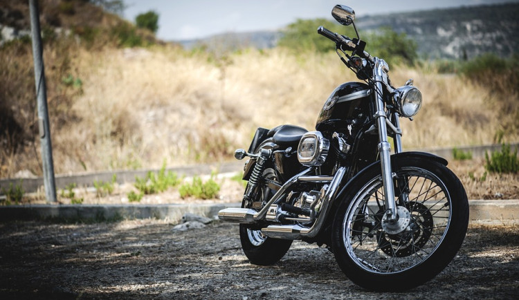 Seniorka skončila s harleyem na poli, se zraněními byla letecky transportována do nemocnice