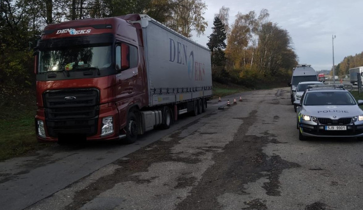 Maximální pokuta pro řidiče kamionu. Kontrolní vážení na dálnici ukázalo přetížení o pět tun