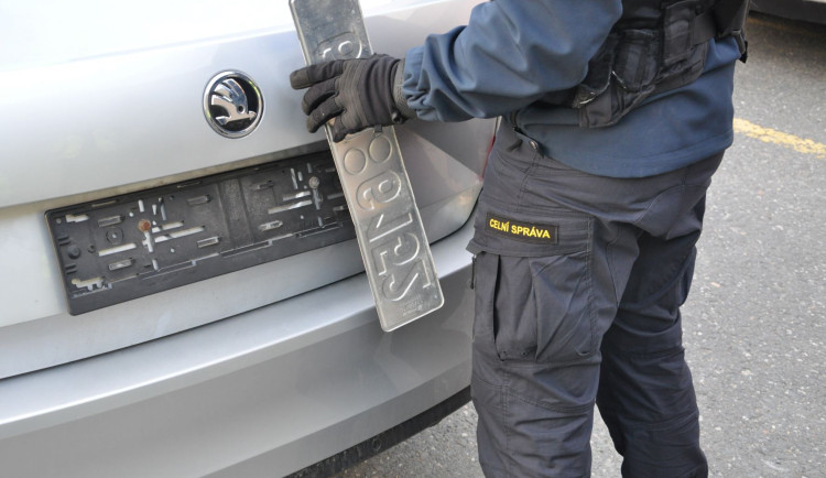 Celní správa od nového roku vybírá nezaplacené pokuty. Může také zabavit registrační značku