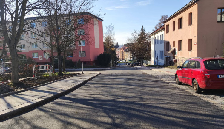 Místo kostek hladký asfalt. Ulice Pod Příkopem po osmi měsících opět slouží motoristům