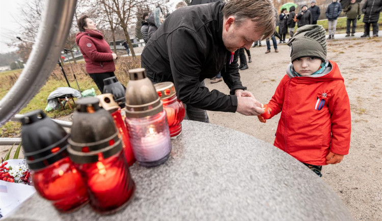 V hlavní roli trikolóra. Desítky Jihlavanů si "u klíčů" připomněly události 17. listopadu