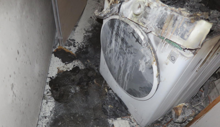 Nehlídanou pračku pohltily plameny. Škoda se vyšplhala na tři čtvrtě milionu