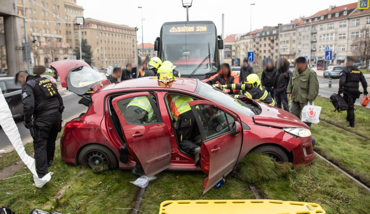 Hasiči po srážce auta s tramvají vyprošťovali řidiče