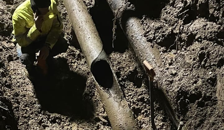 Už teče! Vodohospodáři během noci opravili rozsáhlou havárii, která od vody odřízla třetinu města