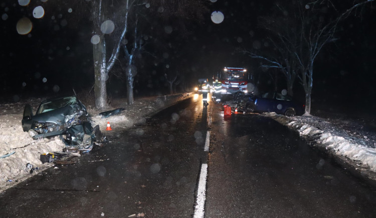 Ledovka v hlavní roli. Hrozivě vyhlížející čelní střet má za následek čtyři zraněné