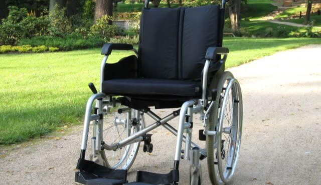 Policisté zachránili muže na invalidním vozíku, který spadl ze schodů v zamčeném domě