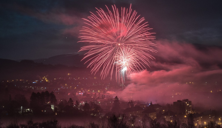 Desítky stížností na pyrotechniku a opilé lidi nebo nález granátu. Silvestrovská noc očima krajských policistů