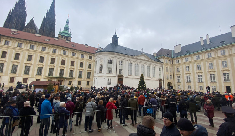 Stovky lidí se sešly na Hradě. Demonstrovaly proti Zemanovi a za demokratickou hlavu státu