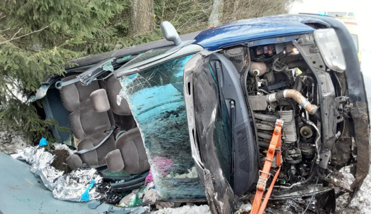 U Předína vyprošťují kamion, neprůjezdná je po nehodě osobního auta i silnice u Leštiny