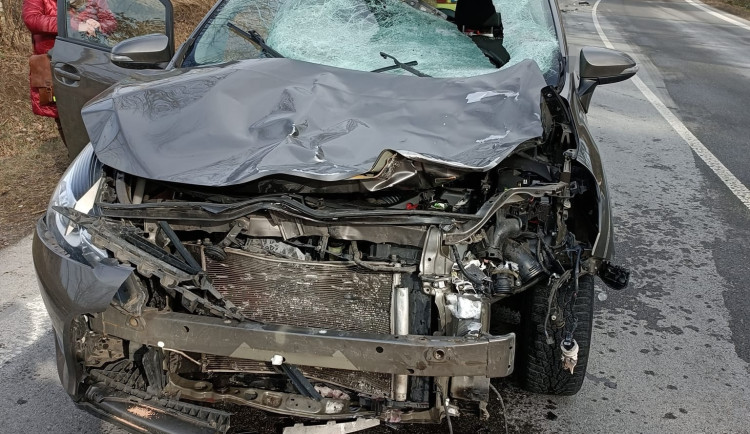 Kus ledu spadlý z návěsu způsobil čtvrtmilionovou škodu na osobním autě a zranil dva cestující