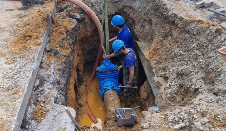 Nové propojení potrubí zajistí dodávky vody pro nemocnici a centrum města i v případě havárií