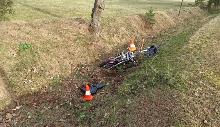 Tragická nehoda motocyklisty. Se svým strojem narazil do stromu, záchranáři mu už nedokázali pomoci