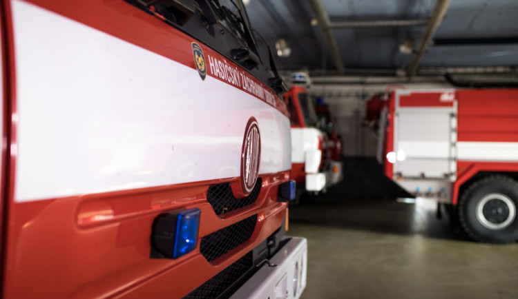 Vážná nehoda na Strakonicku. Auto sjelo do stoky, náraz řidiče katapultoval čelním oknem