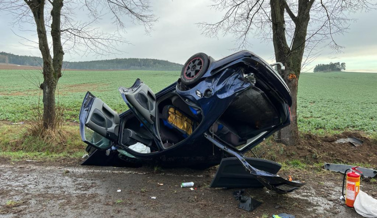 Mladík naboural Octavií do stromu. Do nemocnice ho transportoval vrtulník