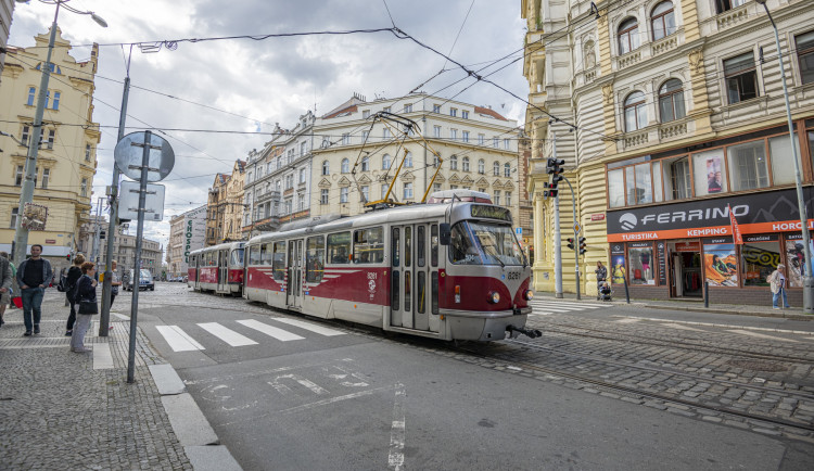 Onanoval v devítce, teď ho hledá policie. Poznáváte muže z tramvaje?