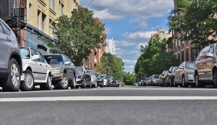Dvě auta se v Dobroníně srazila při couvání, řidiči nehodu nahlásili o den později