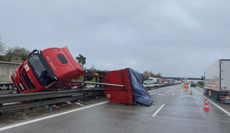 Na 156. kilometru dálnice D1 se převrátila nákladní souprava, je omezen provoz v obou směrech