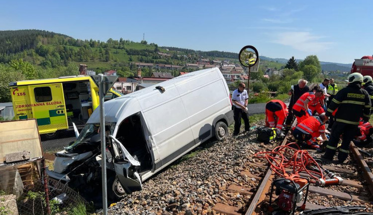 Vážná nehoda ve Vimperku. Dodávka vjela přímo před rozjetý vlak, řidiče transportoval vrtulník do nemocnice