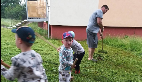 Na vysokou trávu se už obyvatelé Slavíčkovy ulice nemohli dívat, tak ji posekali sami. Konečně můžu pustit děti ven, říká jeden z nich
