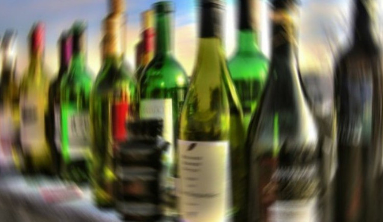 Ostuda mladé opilkyně. Nebyla schopna stát a souvisle mluvit, policistům i kolemjdoucím ale sprostě nadávala