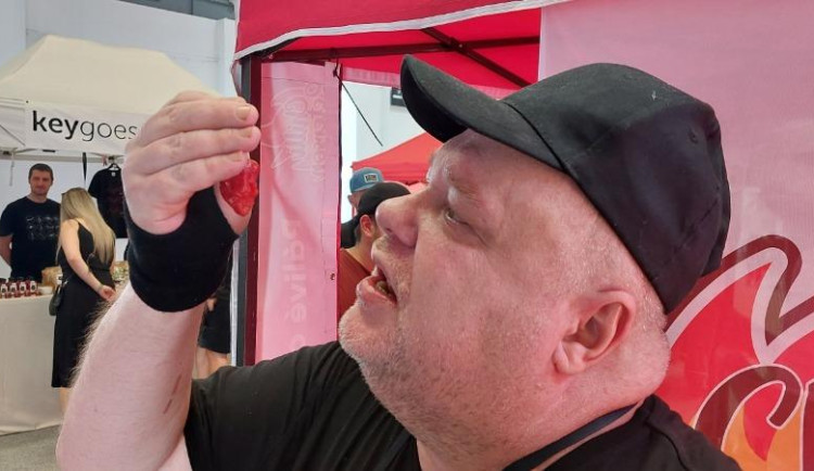 Skoro nevidí a neslyší, přesto tvoří rekordy v pojídání chilli papriček. Je to můj životní styl, říká Radim Řehůřek