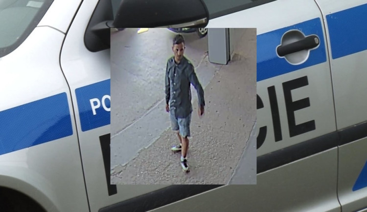 Policisté vyšetřují krádež mobilního telefonu. Pátrají po muži z fotografie