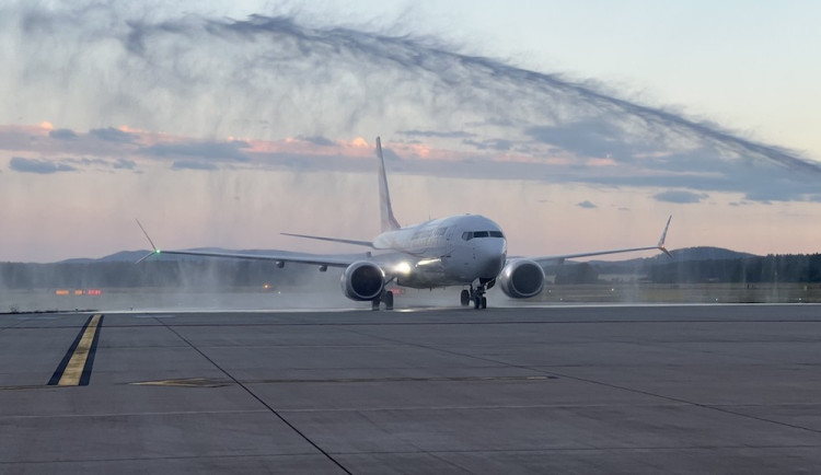 Přílet Boeingu 737 na budějcké letiště sledovaly stovky lidí. Do Antalye odletěli první cestující z jihu Čech