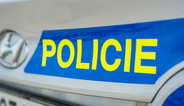 Mladý řidič způsobil škodu za stovky tisíc korun, od nehody ujel. Později nadýchal přes dvě promile